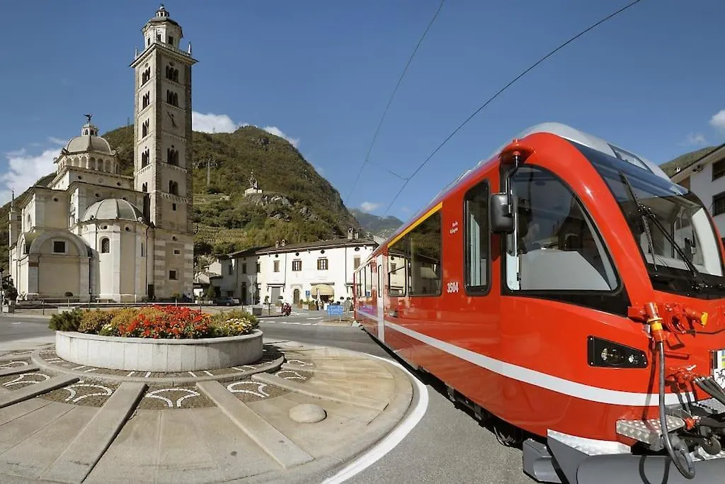 Bnbernina Express Dietro Al Trenino Rosso Tirano